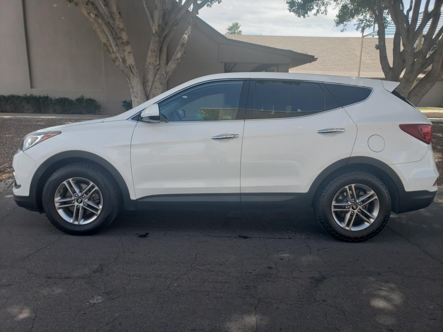 2017 WHITE /gray and black Hyundai Santa Fe SE sport (5NMZT3LB6HH) with an 2.4L L4 DOHC 16V engine, 4-Speed Automatic transmission, located at 323 E Dunlap Ave., Phoenix, AZ, 85020, (602) 331-9000, 33.567677, -112.069000 - 2017 Hyundai Santa Fe Sport,........A Must See!! No accidents, Ice cold AC. The SUV is gorgeous inside and out. Power windows, Power door locks, Touch screen Stereo/CD Player, Phone sync, Bluetooth, Backup camera, Beautiful gray and black interior with gray cloth seats in near perfect condition, Inc - Photo#6